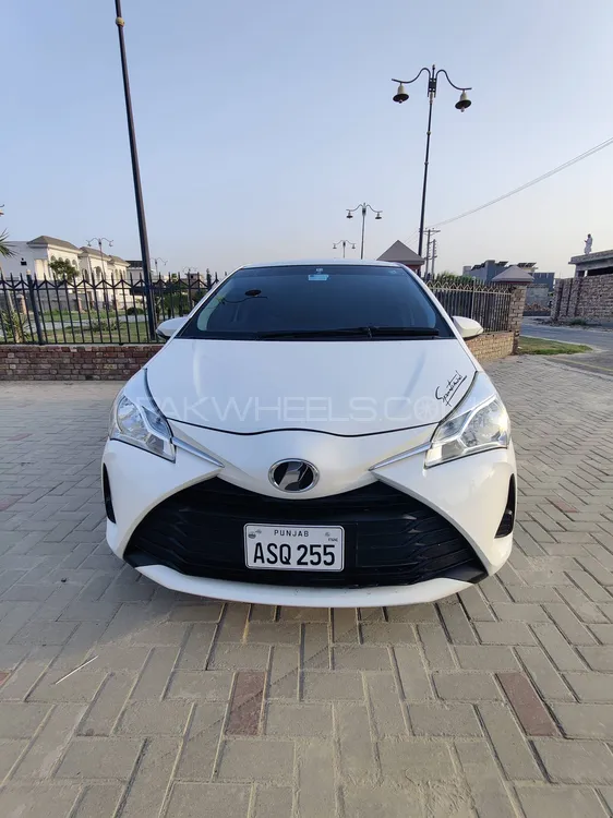 Toyota Vitz 2023 for Sale in Burewala Image-1