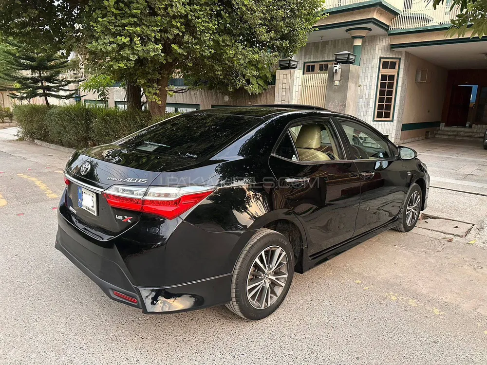 Toyota Corolla 2017 for Sale in Peshawar Image-1