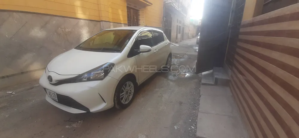 Toyota Vitz 2015 for Sale in Peshawar Image-1