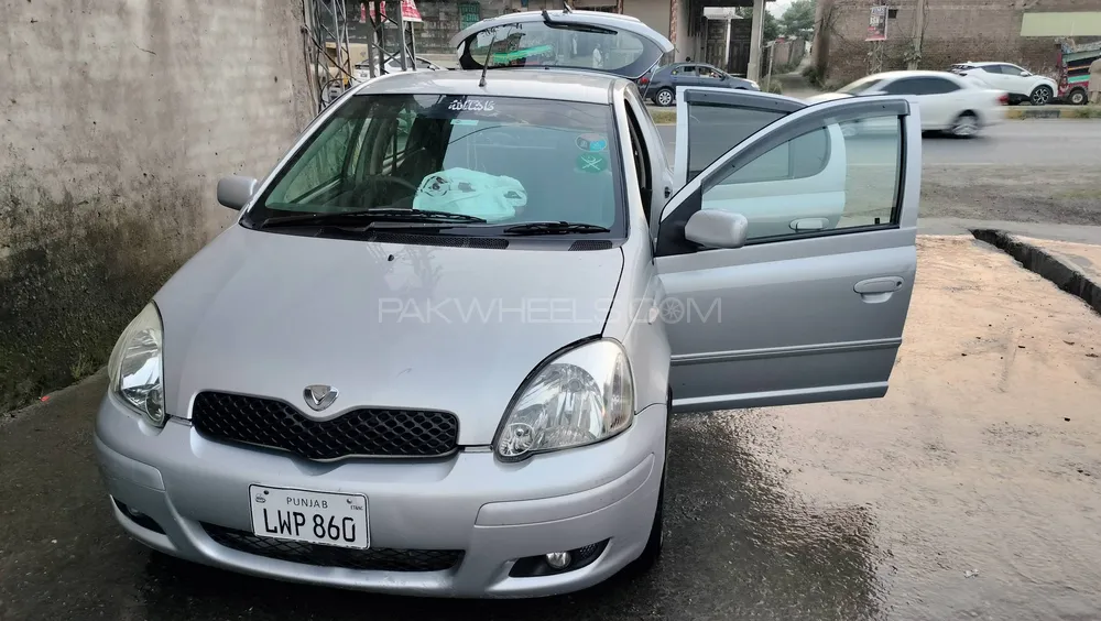 Toyota Vitz 2000 for Sale in Mardan Image-1