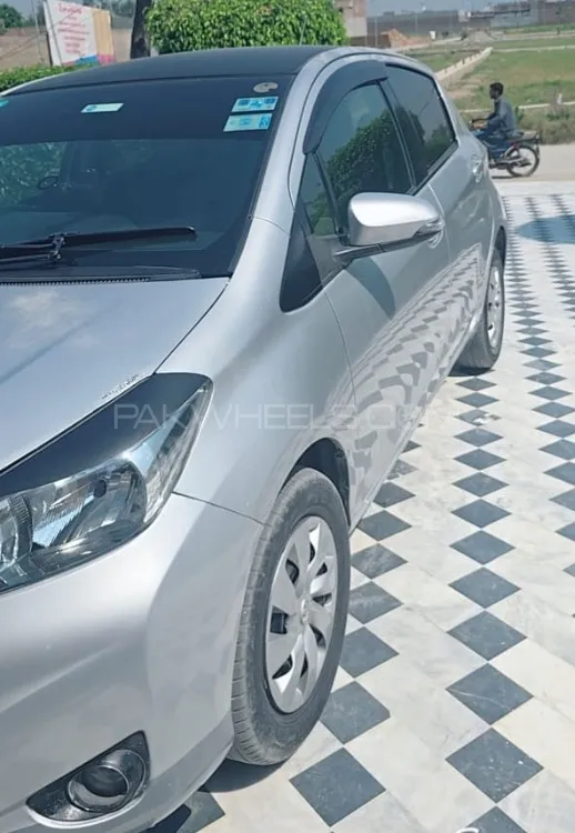 Toyota Vitz 2011 for Sale in Mardan Image-1