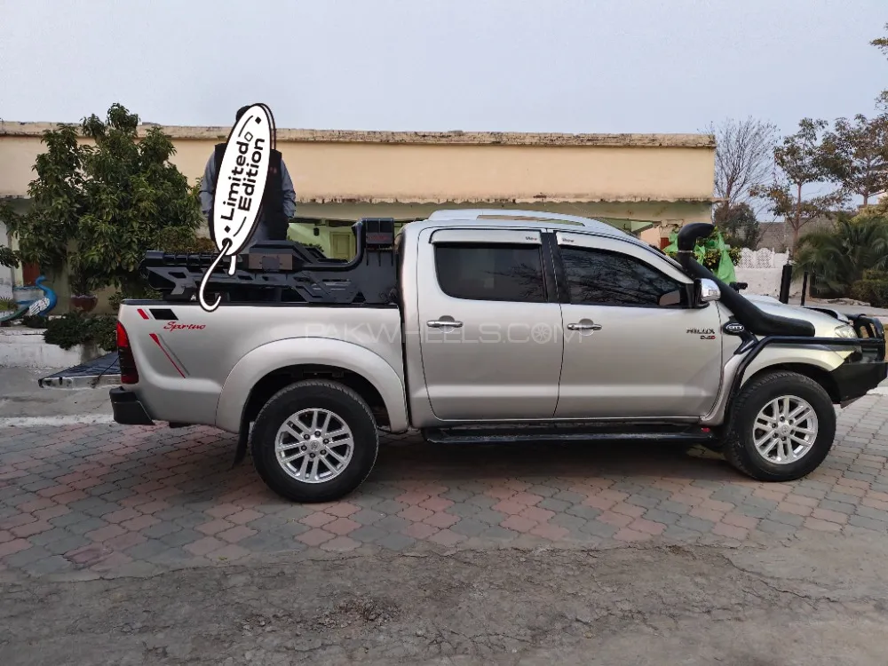 Toyota Hilux 2010 for Sale in Peshawar Image-1