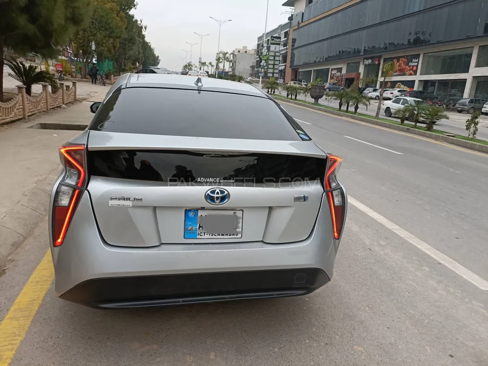 Toyota Prius 2017 for Sale in Islamabad Image-1