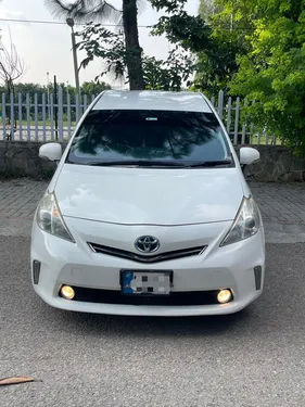 Toyota Prius Alpha S Touring 2013