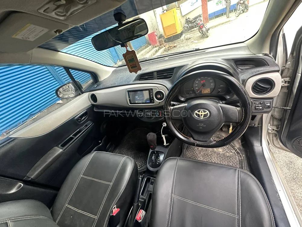 Toyota Vitz 2011 for Sale in Mardan Image-1