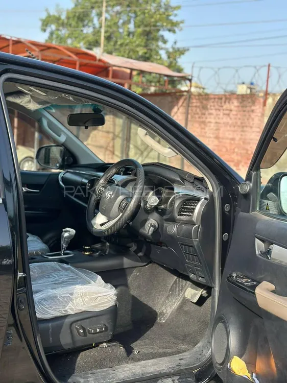 Toyota Hilux 2017 for Sale in Sheikhupura Toyota Hilux 2017 for Sale in Sheikhupura Image-1