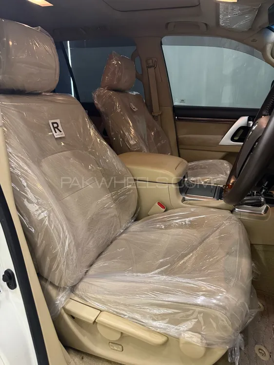 Toyota Land Cruiser 2017 for Sale in Karachi Toyota Land Cruiser 2017 for Sale in Karachi Image-12