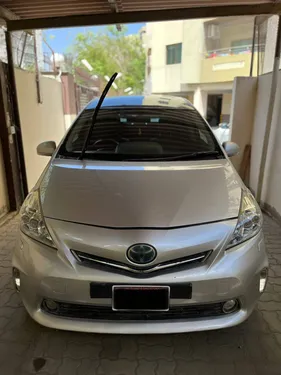 Toyota Prius Alpha G 2014