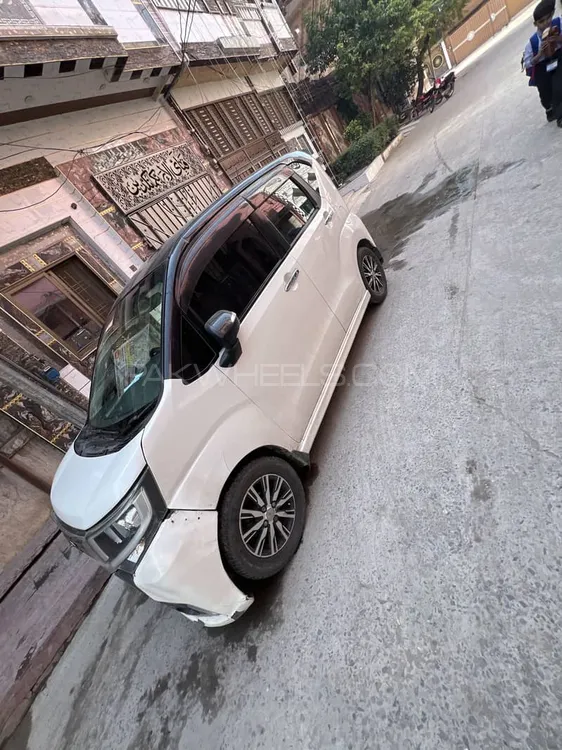 Daihatsu Move 2017 for Sale in Lahore Image-1