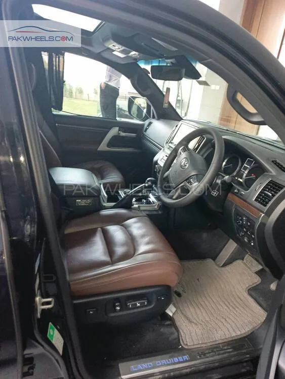 Toyota Land Cruiser 2018 for Sale in Lahore Toyota Land Cruiser 2018 for Sale in Lahore Image-10