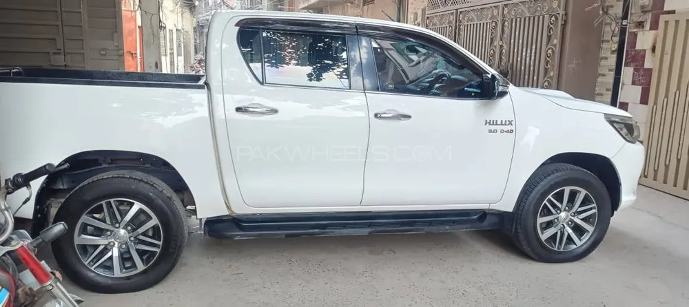 Toyota Hilux 2017 for Sale in Lahore Toyota Hilux 2017 for Sale in Lahore Image-3