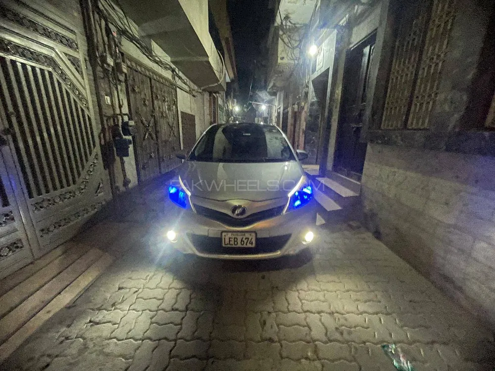 Toyota Vitz 2014 for Sale in Sialkot Image-1