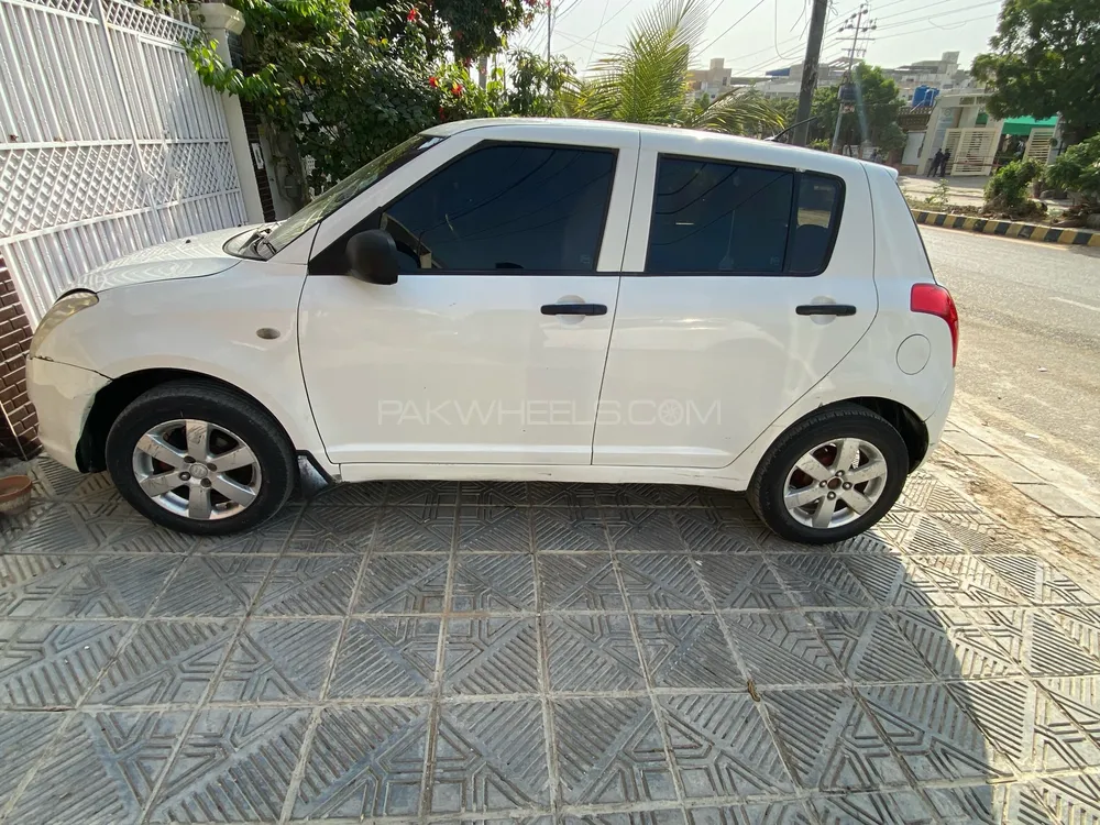 Suzuki Swift 2011 for Sale in Karachi Image-1