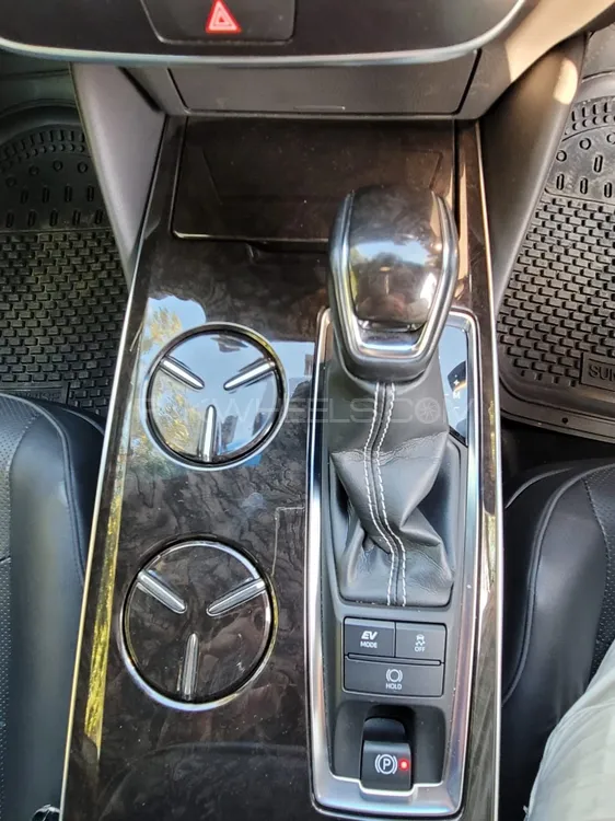 Toyota Crown 2018 for Sale in Peshawar Toyota Crown 2018 for Sale in Peshawar Image-13