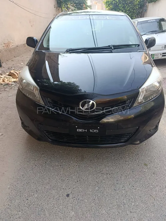 Toyota Vitz 2012 for Sale in Multan Image-1