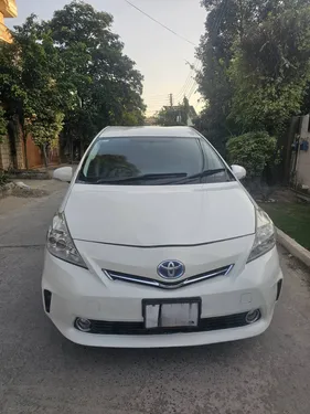 Toyota Prius Alpha S Touring 2013