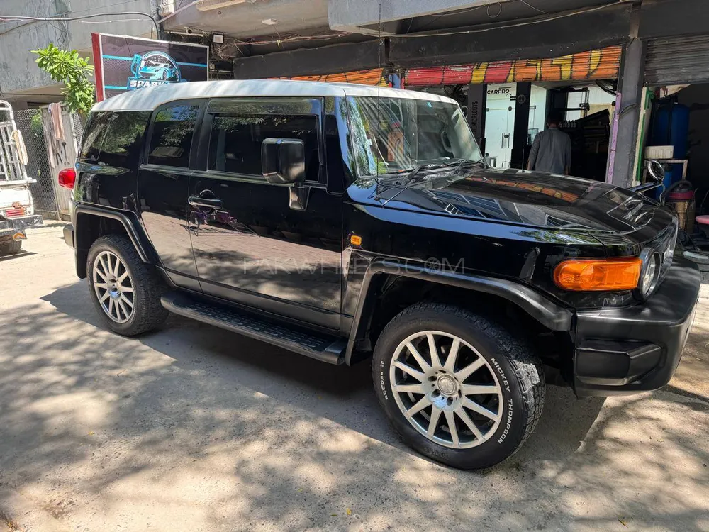 Toyota Fj Cruiser 2012 for Sale in Islamabad Image-1