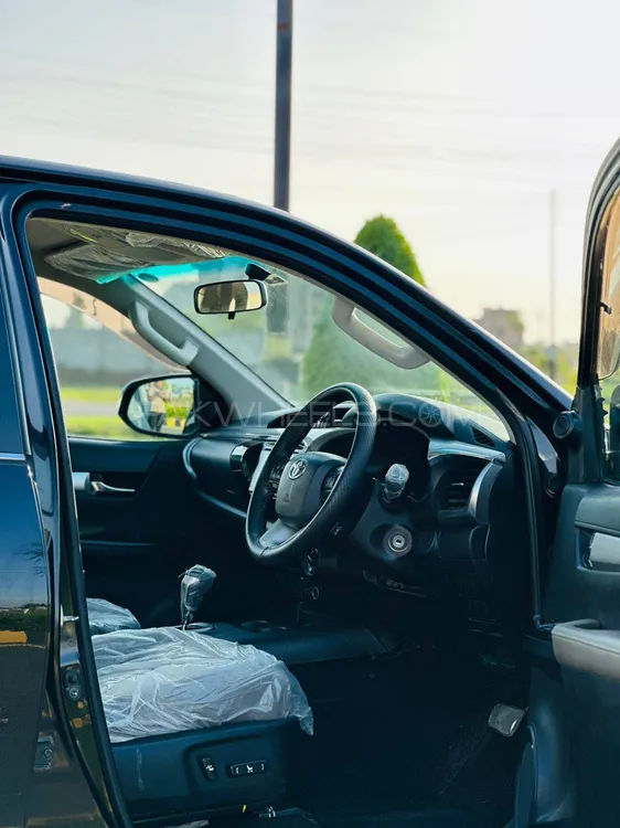 Toyota Hilux 2017 for Sale in Sheikhupura Toyota Hilux 2017 for Sale in Sheikhupura Image-3