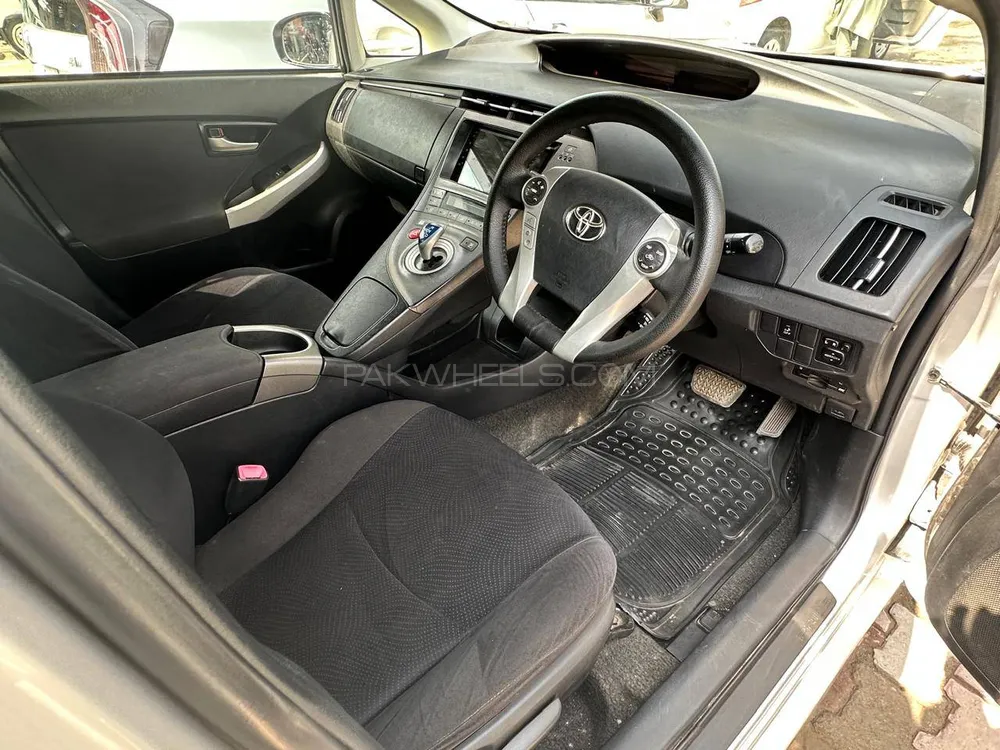 Toyota Prius 2013 for Sale in Peshawar Toyota Prius 2013 for Sale in Peshawar Image-6