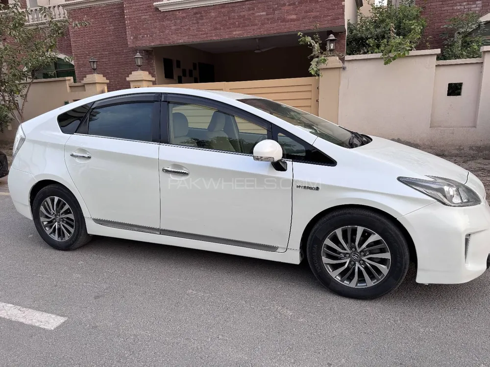 Toyota Prius 2017 for Sale in Multan Toyota Prius 2017 for Sale in Multan Image-1
