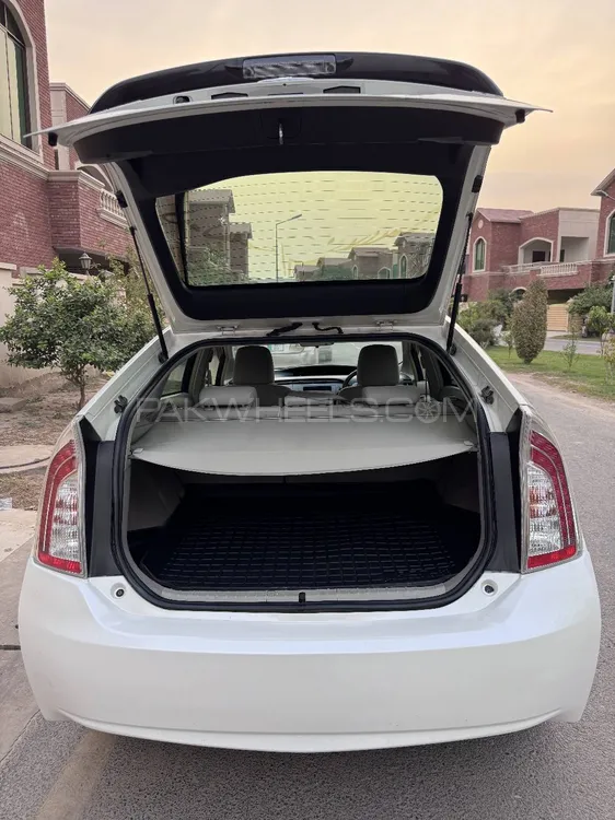 Toyota Prius 2017 for Sale in Multan Toyota Prius 2017 for Sale in Multan Image-6