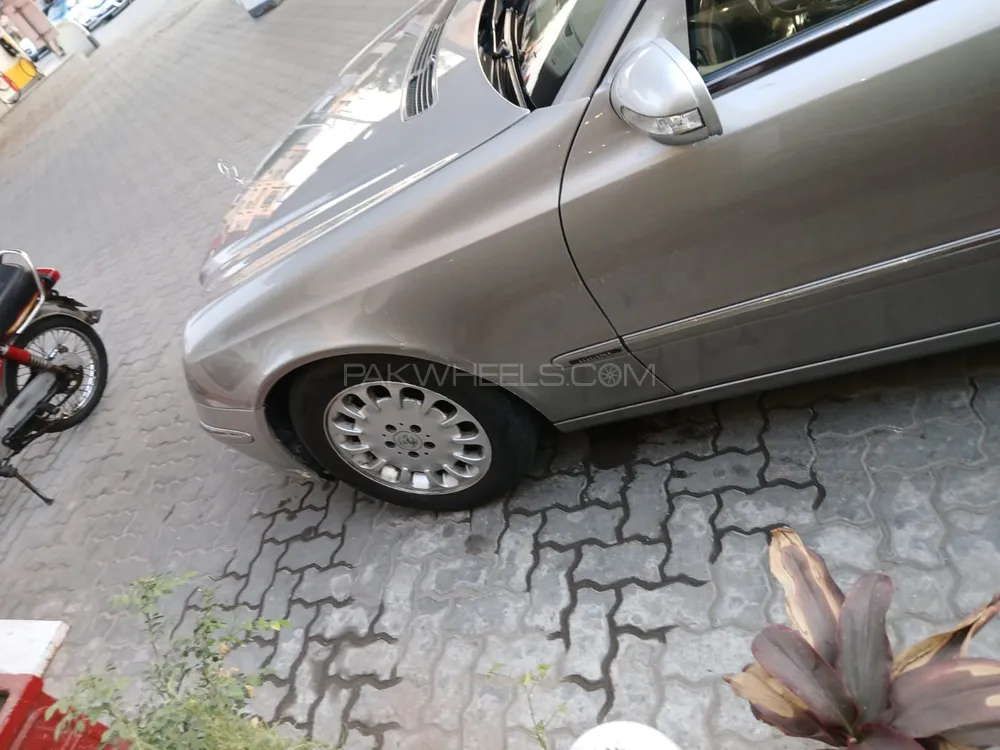 Mercedes Benz E Class 2004 for Sale in Faisalabad Mercedes Benz E Class 2004 for Sale in Faisalabad Image-17