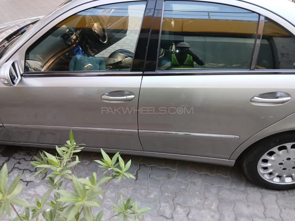 Mercedes Benz E Class 2004 for Sale in Faisalabad Mercedes Benz E Class 2004 for Sale in Faisalabad Image-9