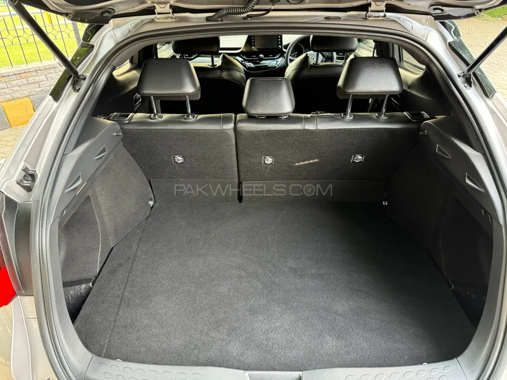 Toyota C-HR 2020 for Sale in Lahore Toyota C-HR 2020 for Sale in Lahore Image-9