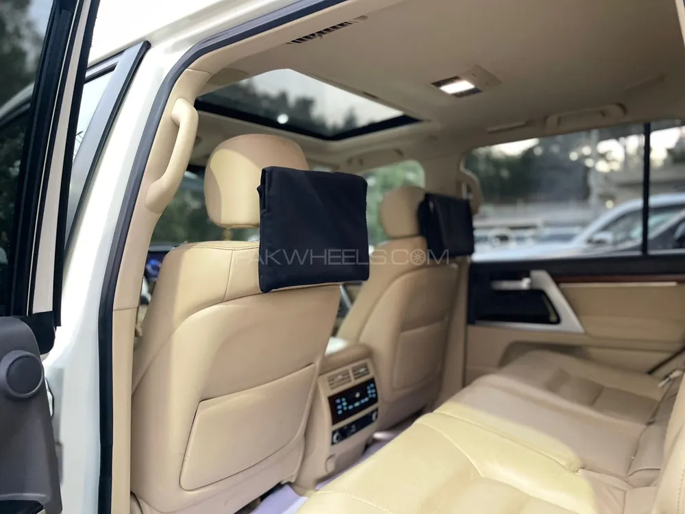 Toyota Land Cruiser 2017 for Sale in Karachi Toyota Land Cruiser 2017 for Sale in Karachi Image-19