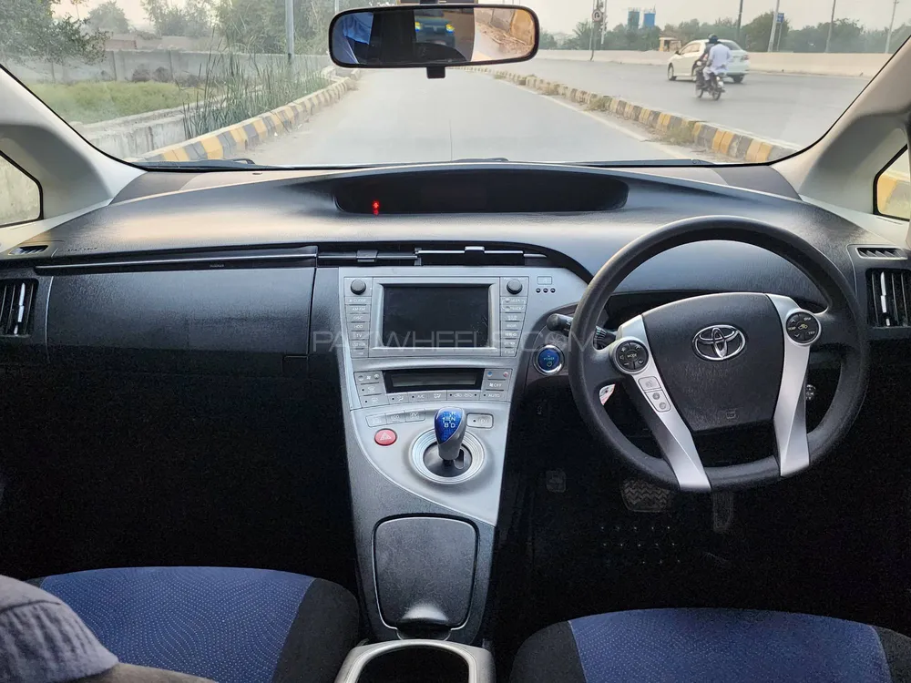 Toyota Prius 2012 for Sale in Peshawar Toyota Prius 2012 for Sale in Peshawar Image-8