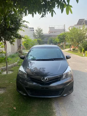 Toyota Vitz F 1.0 2013