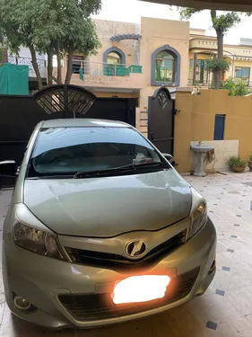 Toyota Vitz F 1.0 2012