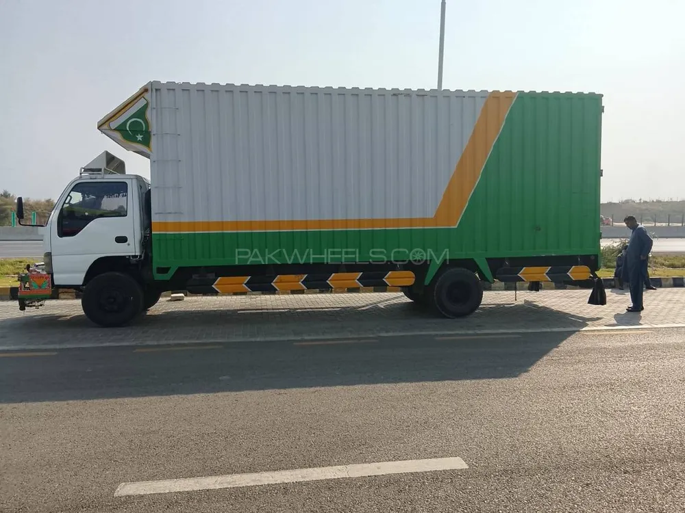 Isuzu NKR 2017 for Sale in Peshawar Isuzu NKR 2017 for Sale in Peshawar Image-1