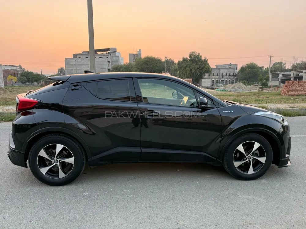 Toyota C-HR 2017 for Sale in Lahore Toyota C-HR 2017 for Sale in Lahore Image-2