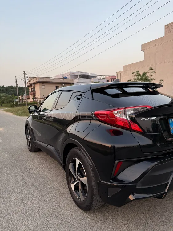 Toyota C-HR 2017 for Sale in Lahore Toyota C-HR 2017 for Sale in Lahore Image-4