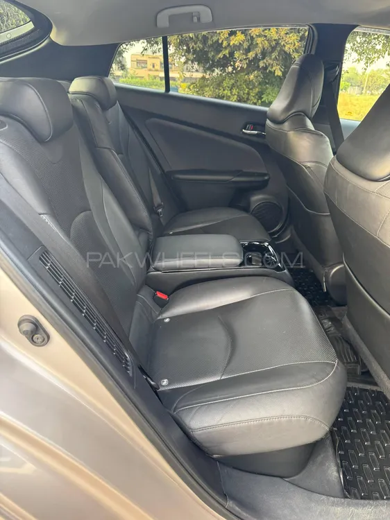 ٹویوٹا پریوس 2017 for Sale in لاہور ٹویوٹا پریوس 2017 for Sale in لاہور Image-3