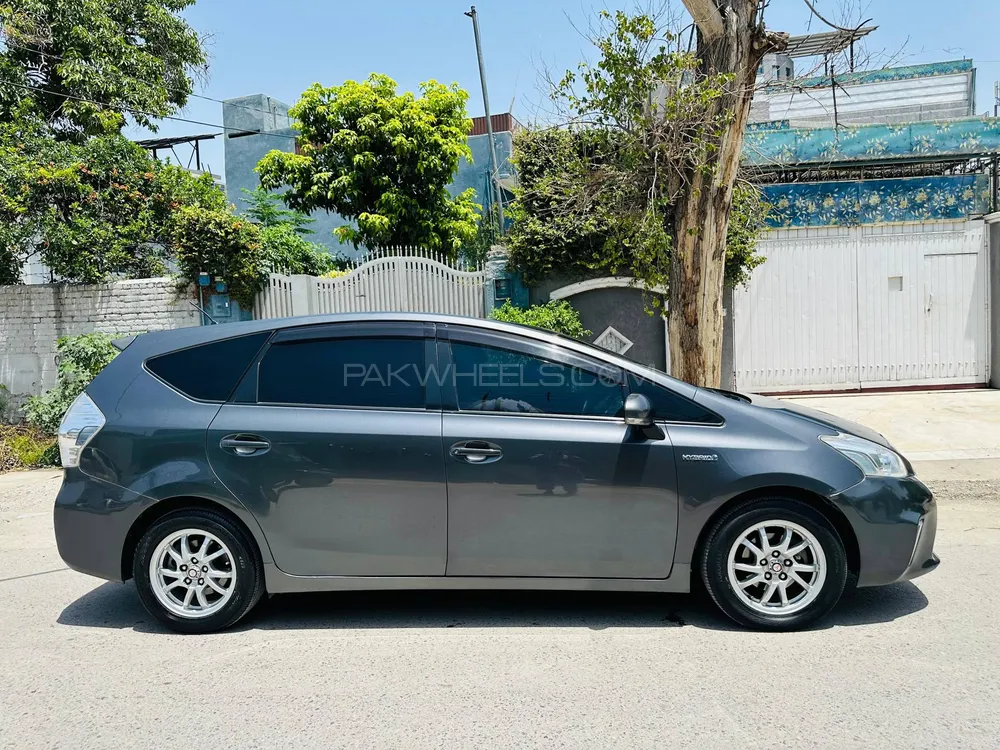 Toyota Prius Alpha 2011 for Sale in Peshawar Toyota Prius Alpha 2011 for Sale in Peshawar Image-7