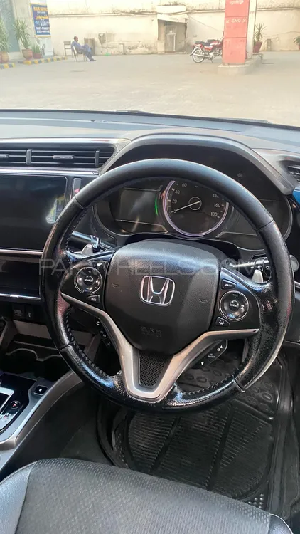 Honda Grace Hybrid 2018 for Sale in Lahore Honda Grace Hybrid 2018 for Sale in Lahore Image-11