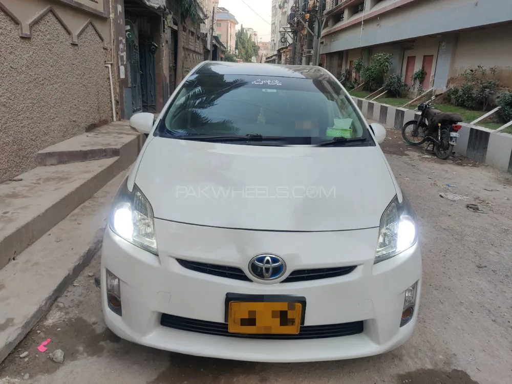 Toyota Prius Alpha 2010 for Sale in Karachi Image-1