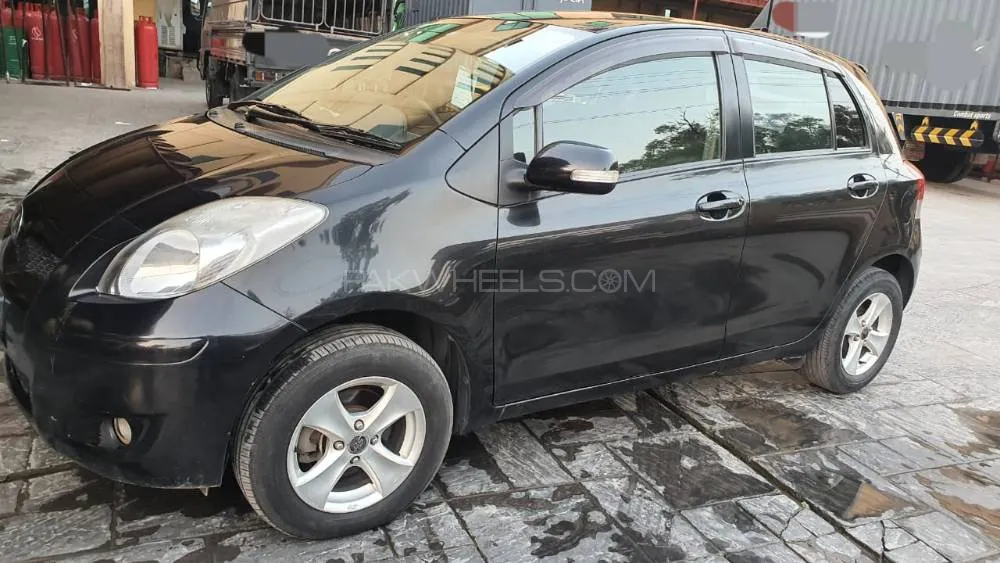Toyota Vitz 2010 for Sale in Sialkot Image-1
