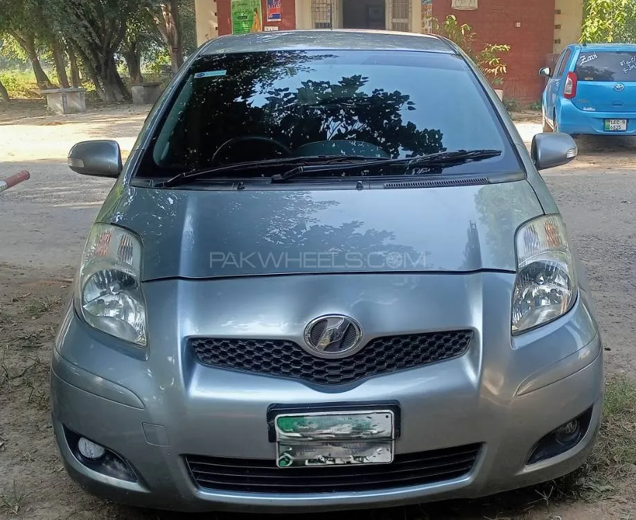Toyota Vitz 2010 for Sale in Okara Image-1