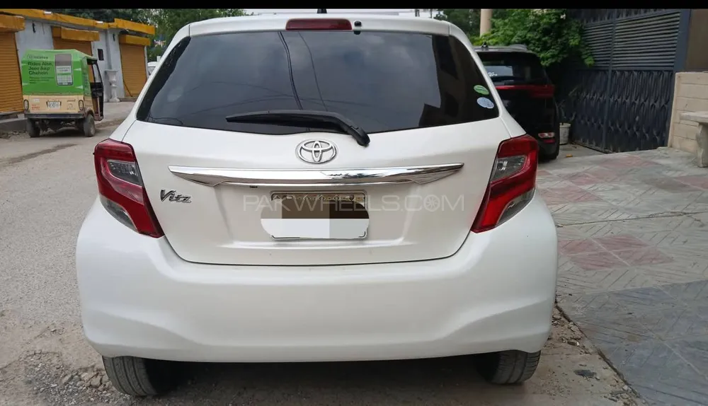 Toyota Vitz 2013 for Sale in Peshawar Image-1