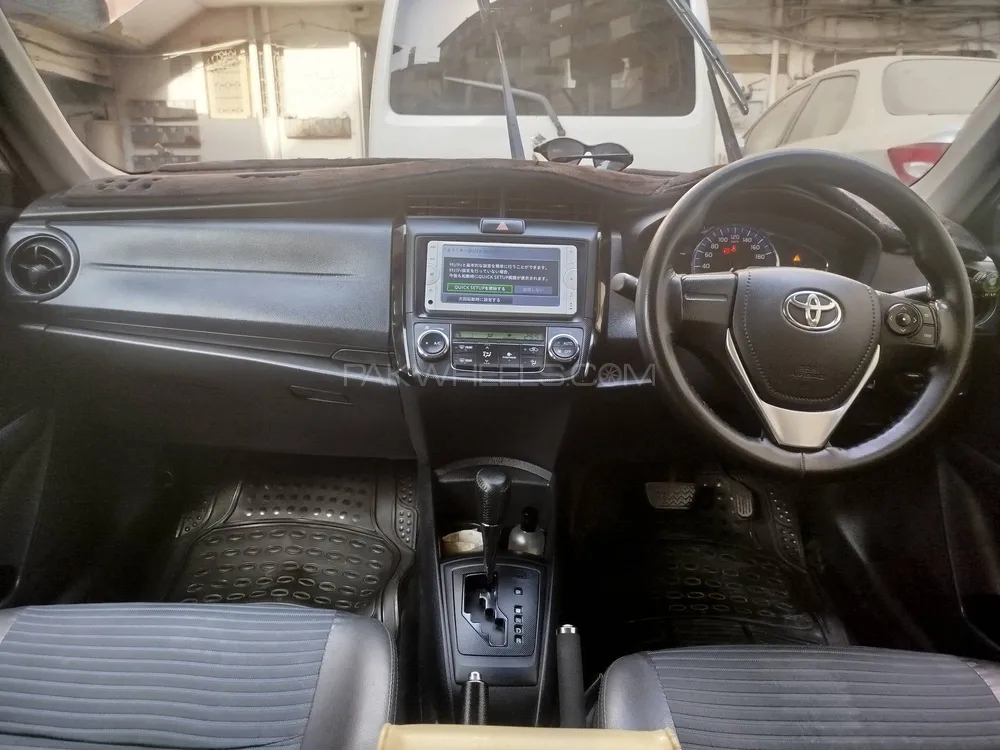 Toyota Corolla Axio 2017 for Sale in Karachi Image-1