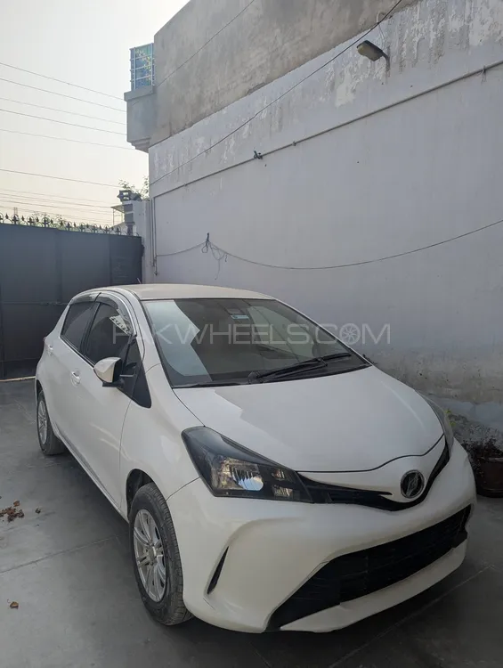 Toyota Vitz 2015 for Sale in Dera ismail khan Image-1