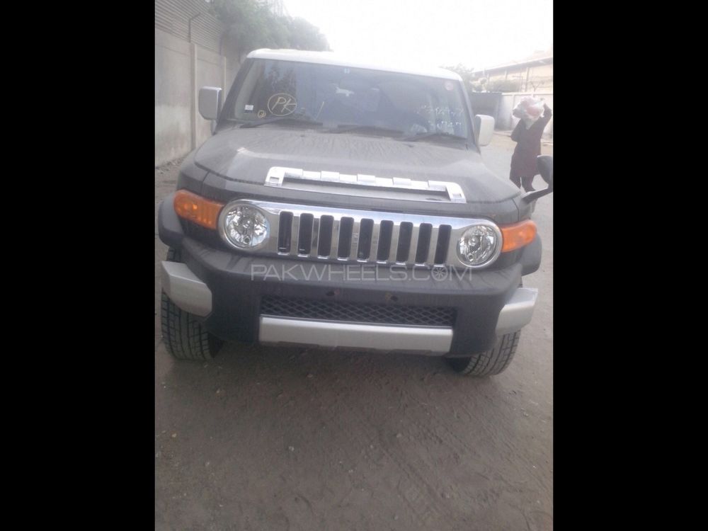 Toyota Fj Cruiser 2011 for Sale in Lahore Image-1