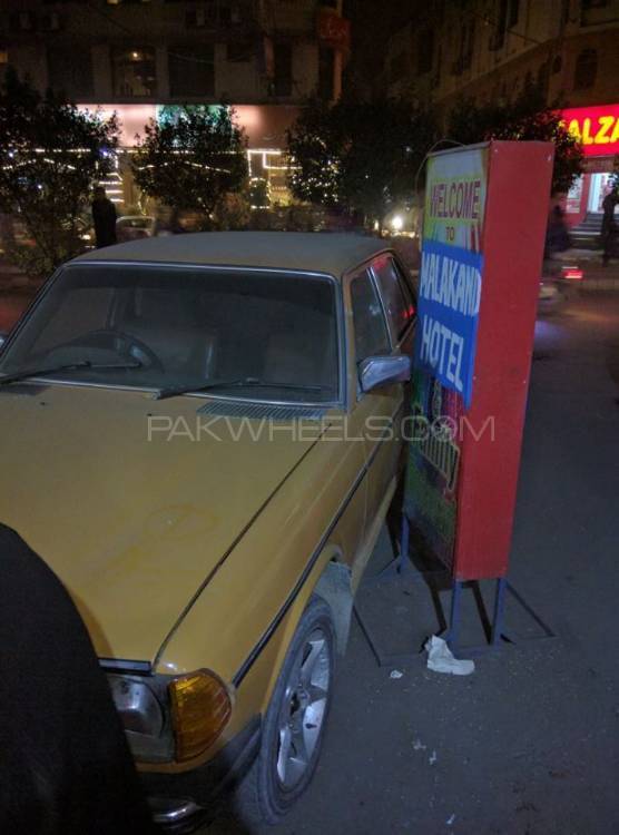Mercedes Benz 240 Gd 1977 for Sale in Lahore Mercedes Benz 240 Gd 1977 for Sale in Lahore Image-3
