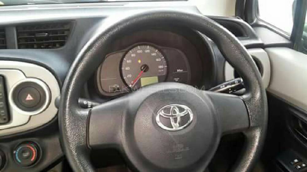 Toyota Vitz 2011 for Sale in Nowshera cantt Image-1