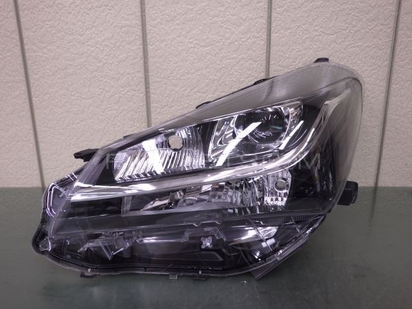 Vitz left side headlight 2015 model Image-1
