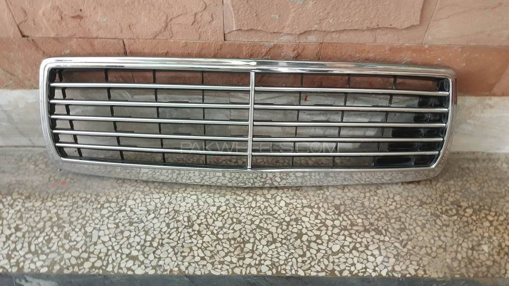 Mercedes Benz Original Front Grill in outstanding condition Image-1
