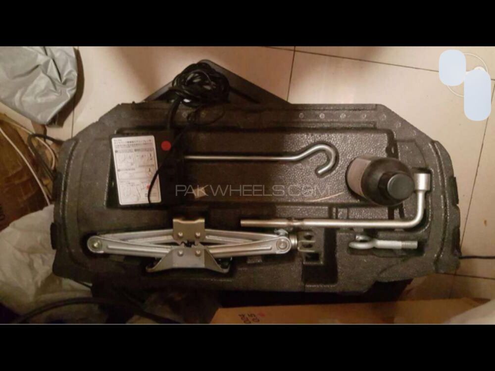 Honda N one tool kit with tyre pump Image-1